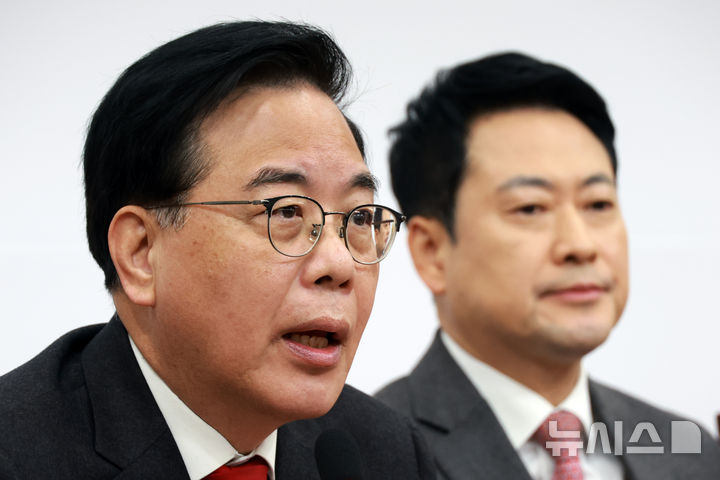 [서울=뉴시스] 고승민 기자 = 송언석 국민의힘 원내대표가 9일 서울 여의도 국회에서 열린 최고위원회의에서 발언하고 있다. 2026.03.09. kkssmm99@newsis.com