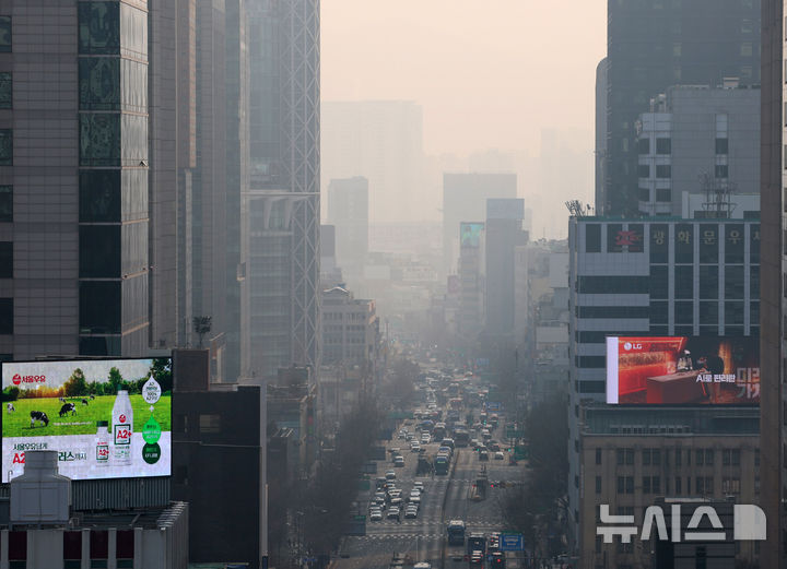 [서울=뉴시스] 이영환 기자 = 서울의 초미세먼지 농도가 나쁨을 보인 9일 오전 서울 종로구 서울시교육청에서 바라본 도심이 뿌옇다. 2026.03.09. 20hwan@newsis.com