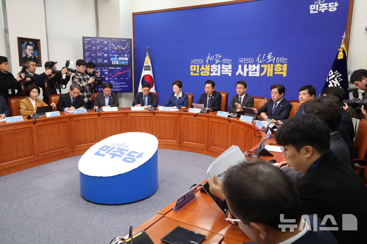 [서울=뉴시스] 조성봉 기자 = 정청래 더불어민주당 대표가 9일 오전 서울 여의도 국회에서 열린 최고위원회의에서 발언을 하고 있다. 2026.03.09. suncho21@newsis.com