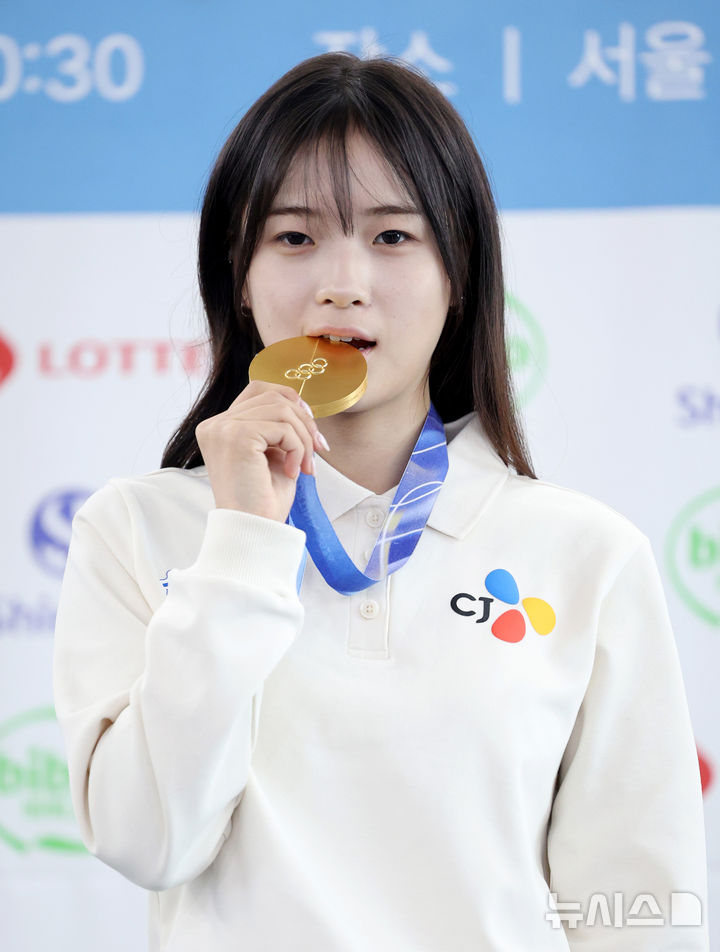 [서울=뉴시스] 김진아 기자 = 스노보드 하프파이프 금메달리스트 최가온이 9일 서울 송파구 올림픽파크텔에서 열린 '2026 밀라노-코르티나 동계올림픽' 미디어데이에서 금메달과 포즈를 취하고 있다. 2026.03.09. bluesoda@newsis.com