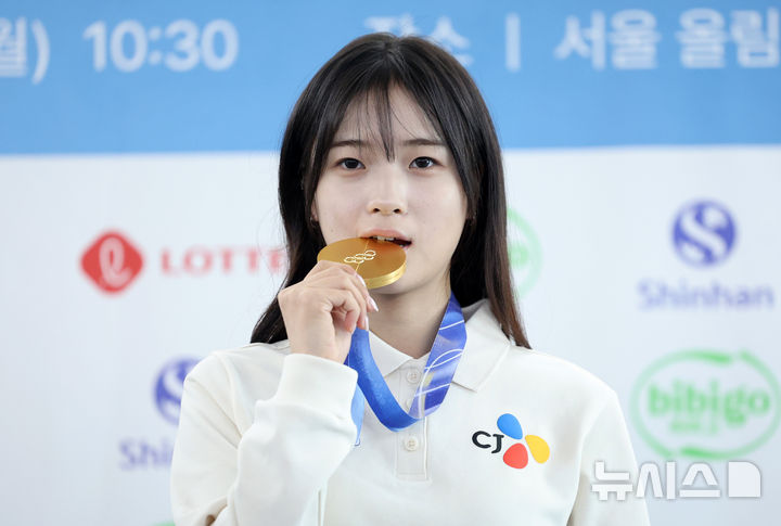 [서울=뉴시스] 김진아 기자 = 스노보드 하프파이프 금메달리스트 최가온이 9일 서울 송파구 올림픽파크텔에서 열린 '2026 밀라노-코르티나 동계올림픽' 미디어데이에서 금메달과 포즈를 취하고 있다. 2026.03.09. bluesoda@newsis.com