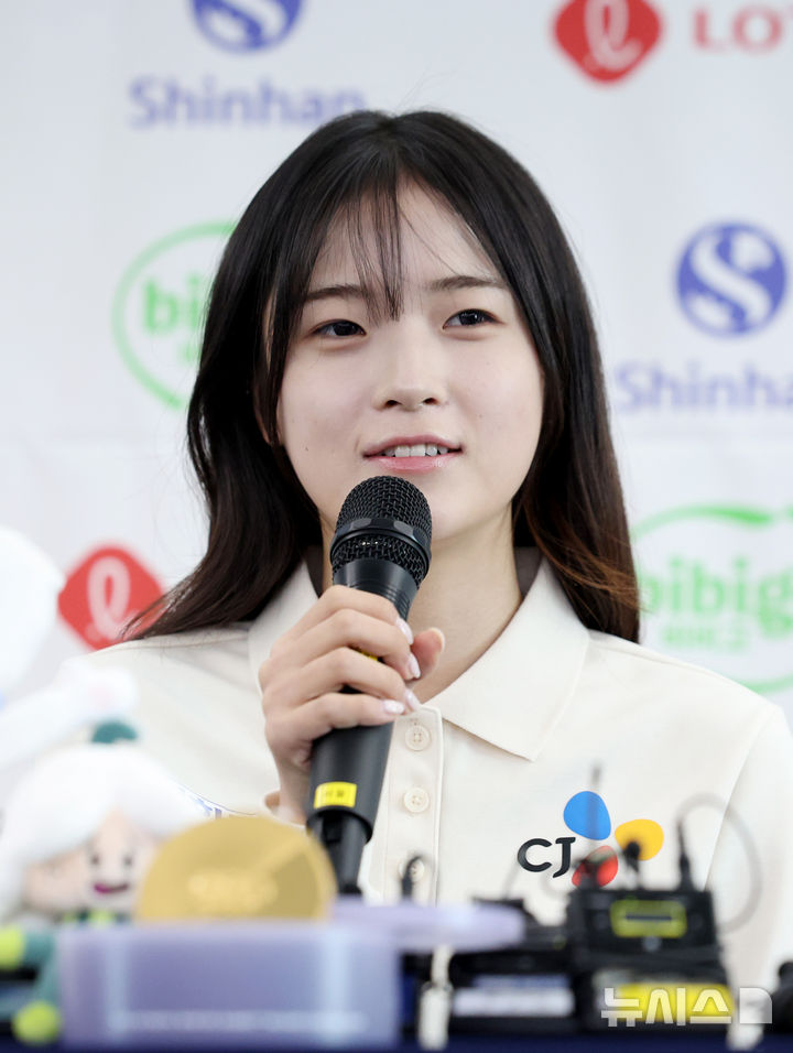 [서울=뉴시스] 김진아 기자 = 스노보드 하프파이프 금메달리스트 최가온이 9일 서울 송파구 올림픽파크텔에서 열린 '2026 밀라노-코르티나 동계올림픽' 미디어데이에서 취재진의 질문에 답하고 있다. 2026.03.09. bluesoda@newsis.com