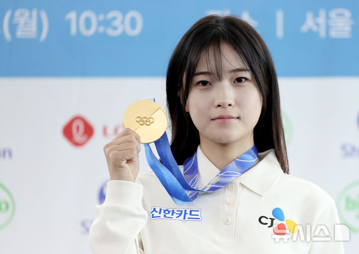 [서울=뉴시스] 김진아 기자 = 스노보드 하프파이프 금메달리스트 최가온이 9일 서울 송파구 올림픽파크텔에서 열린 '2026 밀라노-코르티나 동계올림픽' 미디어데이에서 금메달과 포즈를 취하고 있다. 2026.03.09. bluesoda@newsis.com