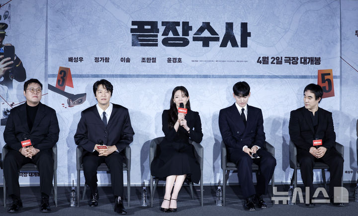 [서울=뉴시스] 김혜진 기자 = 배우 이솜(왼쪽 세번째)이 9일 오전 서울 용산구 CGV용산아이파크몰에서 열린 영화 '끝장수사' 제작보고회에서 인사말을 하고 있다. 2026.03.09. jini@newsis.com