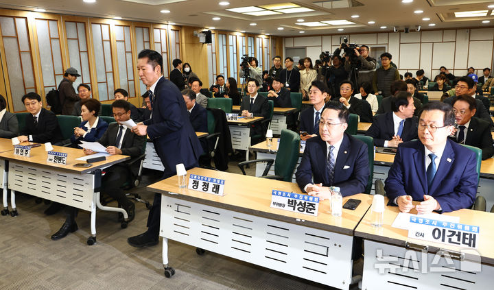 [서울=뉴시스] 김명년 기자 = 정청래 더불어민주당 대표가 9일 오전 서울 여의도 국회 의원회관에서 열린 조작기소 진상규명 및 공소취소를 위한 국정조사 추진 정책토론회에서 발언대로 향하고 있다. 2026.03.09. kmn@newsis.com