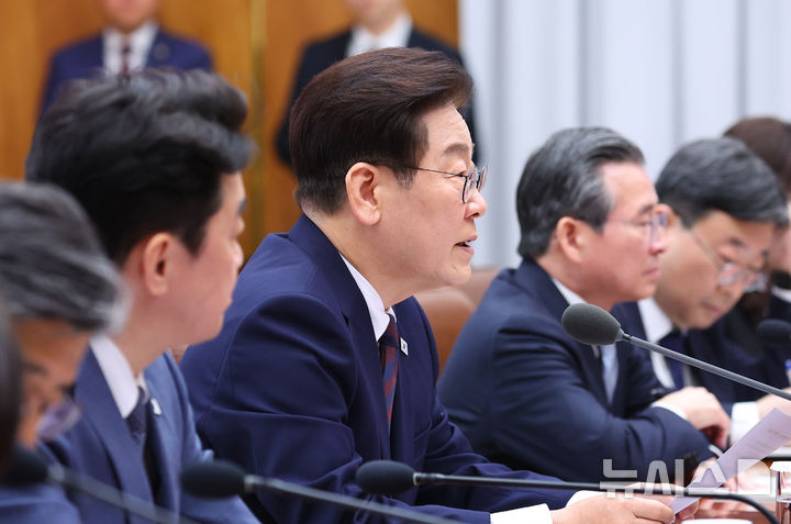 [서울=뉴시스] 고범준 기자 = 이재명 대통령이 9일 청와대에서 열린 중동 상황 관련 비상경제점검회의에서 발언하고 있다. 2026.03.09. bjko@newsis.com