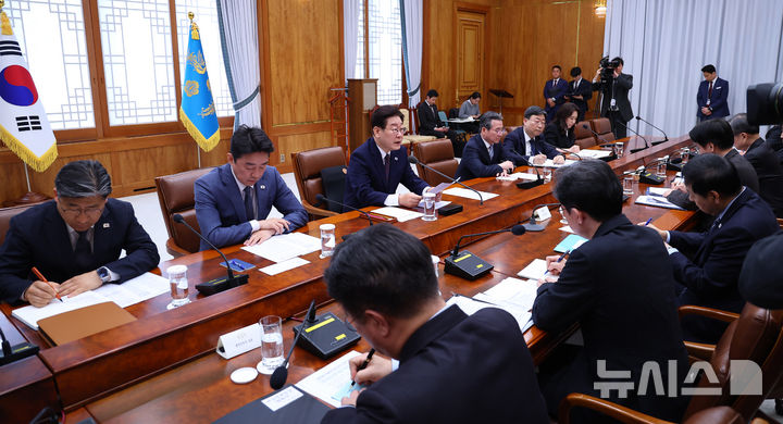 [서울=뉴시스] 고범준 기자 = 이재명 대통령이 9일 청와대에서 열린 중동 상황 관련 비상경제점검회의에서 발언하고 있다. 2026.03.09. bjko@newsis.com