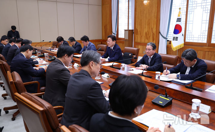 [서울=뉴시스] 고범준 기자 = 이재명 대통령이 9일 청와대에서 열린 중동 상황 관련 비상경제점검회의에서 발언하고 있다. 2026.03.09. bjko@newsis.com