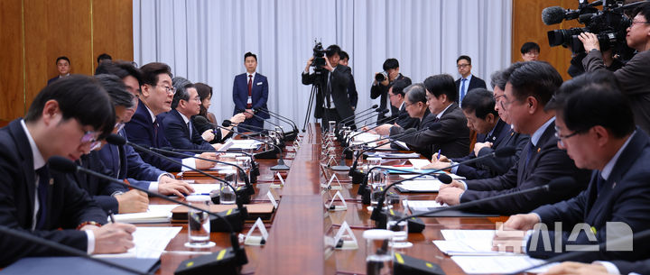 [서울=뉴시스] 고범준 기자 = 이재명 대통령이 9일 청와대에서 열린 중동 상황 관련 비상경제점검회의에서 발언하고 있다. 2026.03.09. bjko@newsis.com