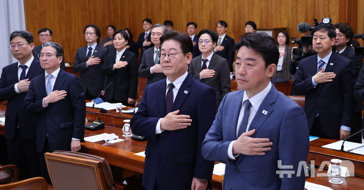 [서울=뉴시스] 고범준 기자 = 이재명 대통령이 9일 청와대에서 열린 중동 상황 관련 비상경제점검회의에서 국민의례를 하고 있다. 2026.03.09. bjko@newsis.com