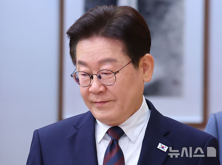 [서울=뉴시스] 고범준 기자 = 이재명 대통령이 9일 청와대에서 열린 중동 상황 관련 비상경제점검회의에 입장하고 있다. 2026.03.09. bjko@newsis.com