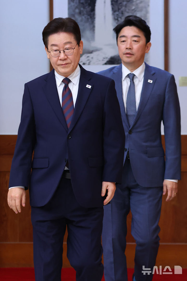 [서울=뉴시스] 고범준 기자 = 이재명 대통령이 9일 청와대에서 열린 중동 상황 관련 비상경제점검회의에 입장하고 있다. 2026.03.09. bjko@newsis.com