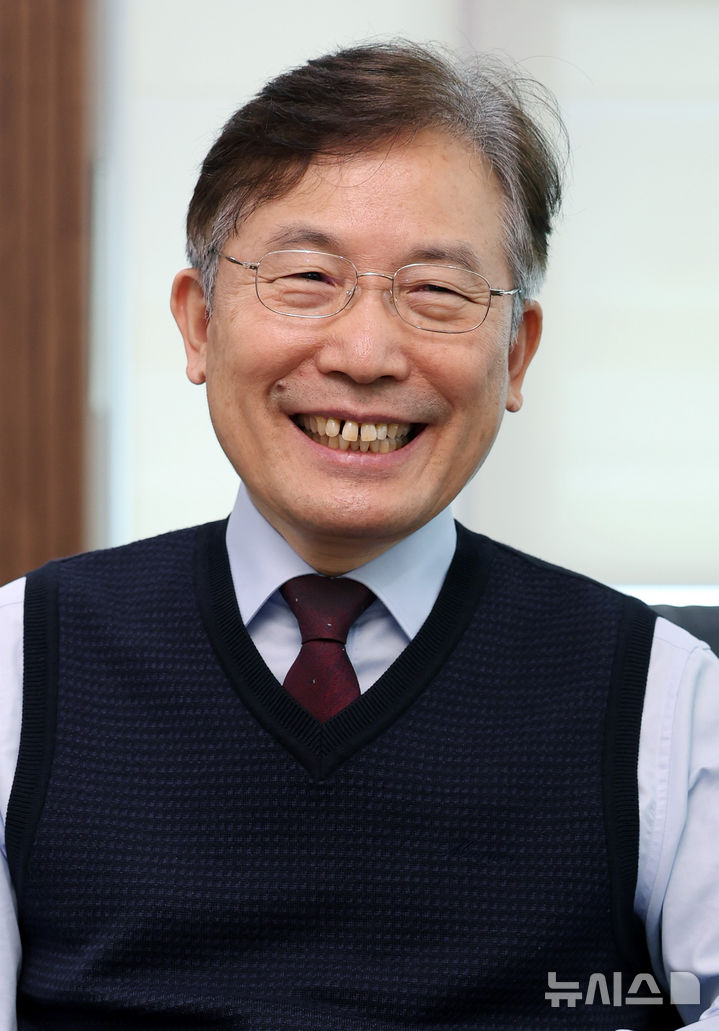 [서울=뉴시스] 이영환 기자 = 홍기융 시큐브 회장이 9일 서울 구로구 시큐브 사무실에서 뉴시스와 인터뷰를 하고 있다. 2026.03.09. 20hwan@newsis.com