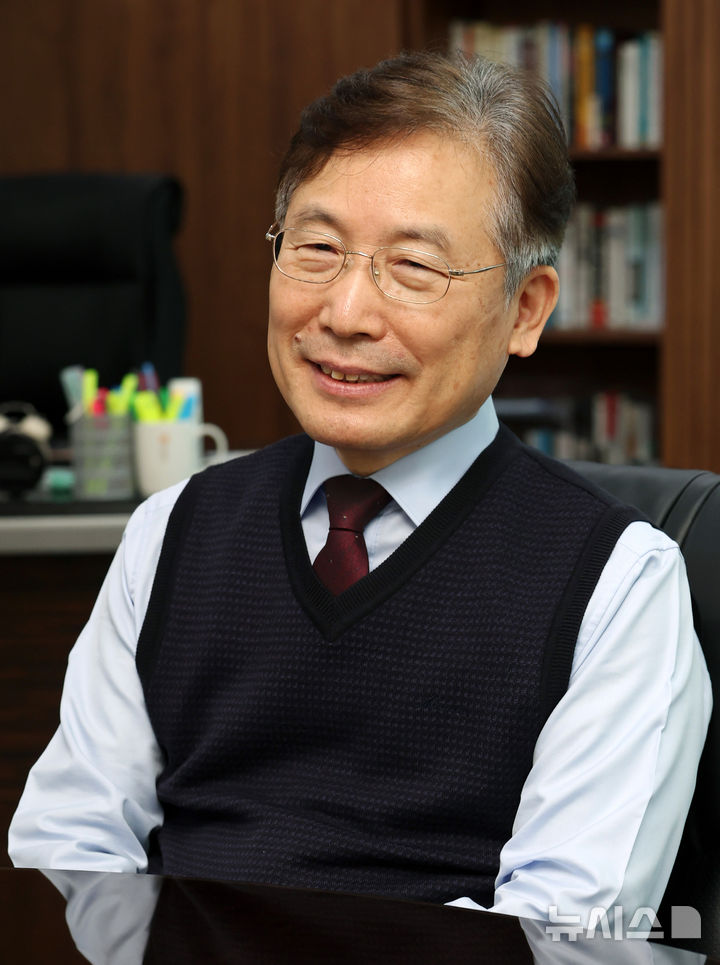 [서울=뉴시스] 이영환 기자 = 홍기융 시큐브 회장이 9일 서울 구로구 시큐브 사무실에서 뉴시스와 인터뷰를 하고 있다. 2026.03.09. 20hwan@newsis.com