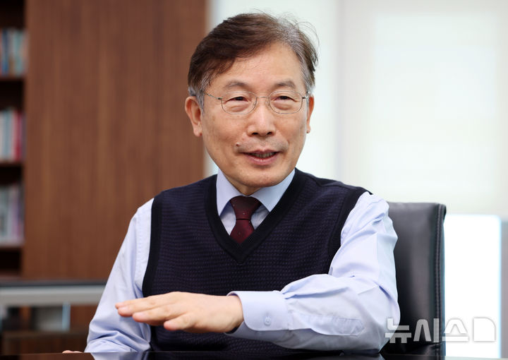 [서울=뉴시스] 이영환 기자 = 홍기융 시큐브 회장이 9일 서울 구로구 시큐브 사무실에서 뉴시스와 인터뷰를 하고 있다. 2026.03.09. 20hwan@newsis.com