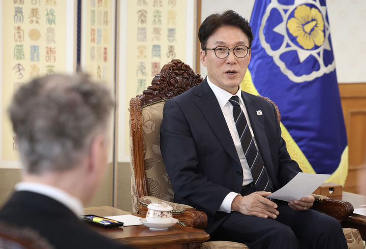 김민석 총리, 패트릭 존슨 일라이릴리 총괄 대표 접견 - 뉴스 썸네일 이미지