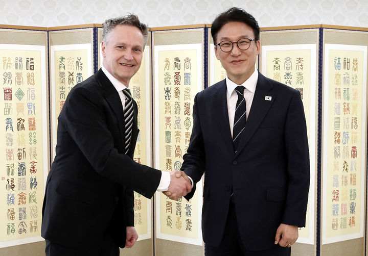 [서울=뉴시스] 추상철 기자 = 김민석 국무총리가 9일 오전 서울 종로구 정부서울청사에서 패트릭 존슨 일라이릴리앤컴퍼니 인터내셔널사업 총괄 대표를 접견하며 기념촬영을 하고 있다. (사진= 총리실 제공) 2026.03.09. photo@newsis.com *재판매 및 DB 금지