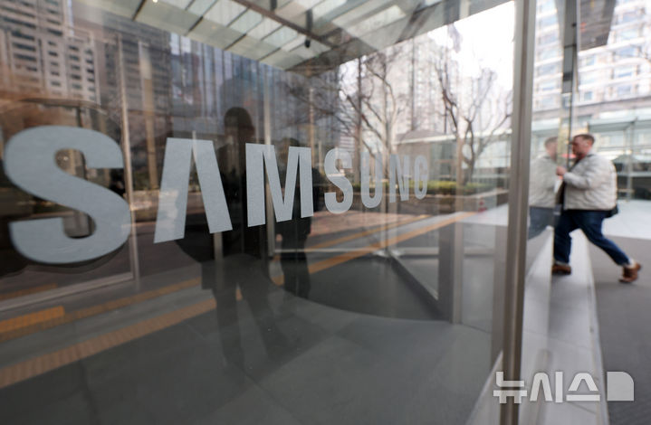 [서울=뉴시스] 배훈식 기자 = 삼성전자 노동조합 공동교섭단이 총파업 찬반 투표에 들어간 9일 오전 서울 서초구 삼성전자 서초사옥에 직원들이 들어가고 있다. 조합원 투표는 오는 9일부터 18일까지 진행되며 쟁의행위 가결시 오는 5월21일부터 6월7일까지 총파업을 진행할 예정이다. 2026.03.09. dahora83@newsis.com