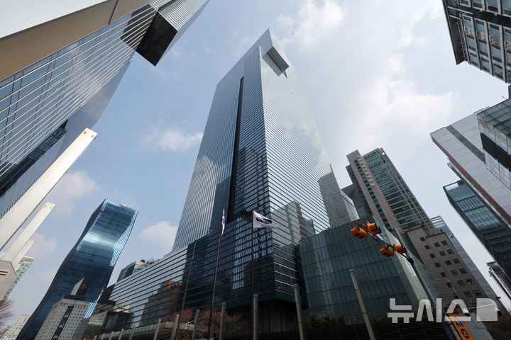 [서울=뉴시스] 배훈식 기자 = 삼성전자 노동조합 공동교섭단이 총파업 찬반 투표에 들어간 9일 오전 서울 서초구 삼성전자 서초사옥 모습. 조합원 투표는 오는 9일부터 18일까지 진행되며 쟁의행위 가결시 오는 5월21일부터 6월7일까지 총파업을 진행할 예정이다. 2026.03.09. dahora83@newsis.com