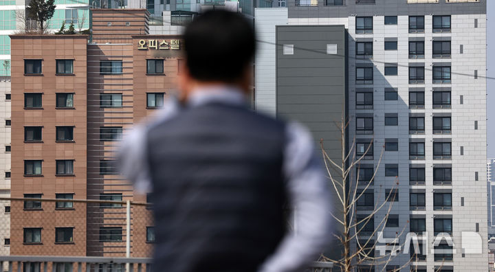 [서울=뉴시스] 최진석 기자 = 대법원이 임대주택에 주어지는 오피스텔 취득세 감면 혜택을 받은 뒤 허위 임차인을 내세워 공유 숙박업을 운영한 집주인을 상대로 세금을 추징한 처분은 적법하다고 판결했다. 사진은 서울의 한 오피스텔 건물 모습. <사진은 기사와 관련이 없습니다> 2026.03.15. myjs@newsis.com