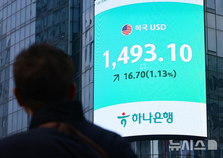 [서울=뉴시스] 황준선 기자 = 중동 정세 악화로 원·달러 환율이 상승하고 있는 9일 서울 중구 하나은행 본점 외벽 전광판에 환율이 표시돼 있다. 026.03.09. hwang@newsis.com