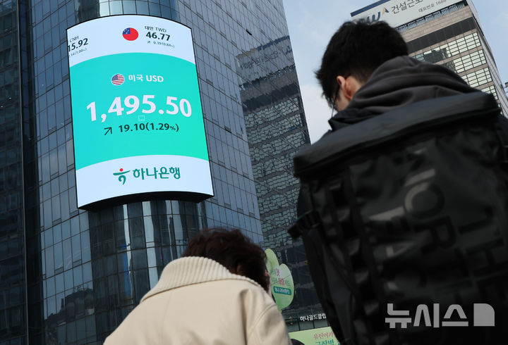 [서울=뉴시스] 황준선 기자 = 중동 정세 악화로 원·달러 환율이 상승하고 있는 9일 서울 중구 하나은행 본점 외벽 전광판에 환율이 표시돼 있다. 026.03.09. hwang@newsis.com