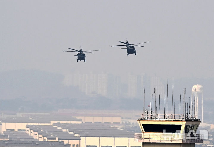 [평택=뉴시스] 김종택 기자 = 한미연합훈련인 '자유의 방패'(프리덤실드·FS) 연습 첫날인 9일 경기 평택시 캠프 험프리스에서 UH-60 블랙호크 헬기가 기동하고 있다. 2026.03.09. jtk@newsis.com