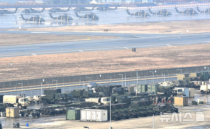 [평택=뉴시스] 김종택 기자 = 한미연합훈련인 '자유의 방패'(프리덤실드·FS) 연습 첫날인 9일 경기 평택시 캠프 험프리스에서 미군 장병들이 차량을 점검하고 있다. 2026.03.09. jtk@newsis.com