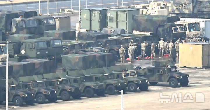 [평택=뉴시스] 김종택 기자 = 한미연합훈련인 '자유의 방패'(프리덤실드·FS) 연습 첫날인 9일 경기 평택시 캠프 험프리스에서 미군 장병들이 차량을 점검하고 있다. 2026.03.09. jtk@newsis.com