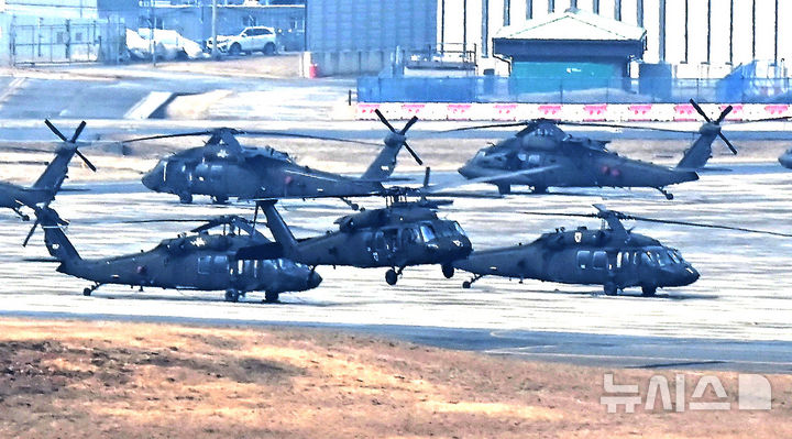 [평택=뉴시스] 김종택 기자 = 한미연합훈련인 '자유의 방패'(프리덤실드·FS) 연습 첫날인 9일 경기 평택시 캠프 험프리스에서 UH-60 블랙호크 헬기가 기동하고 있다. 2026.03.09. jtk@newsis.com