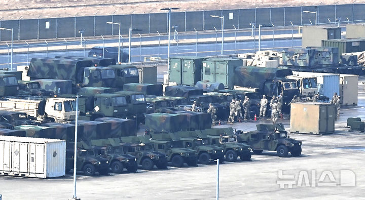 [평택=뉴시스] 김종택 기자 = 한미연합훈련인 '자유의 방패'(프리덤실드·FS) 연습 첫날인 9일 경기 평택시 캠프 험프리스에서 미군 장병들이 차량을 점검하고 있다. 2026.03.09. jtk@newsis.com