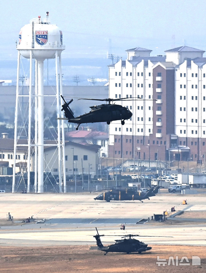 [평택=뉴시스] 김종택 기자 = 한미연합훈련인 '자유의 방패'(프리덤실드·FS) 연습 첫날인 9일 경기 평택시 캠프 험프리스에서 UH-60 블랙호크 헬기가 기동하고 있다. 2026.03.09. jtk@newsis.com