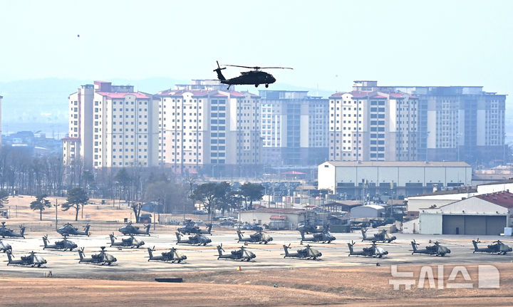[평택=뉴시스] 김종택 기자 = 한미연합훈련인 '자유의 방패'(프리덤실드·FS) 연습 첫날인 9일 경기 평택시 캠프 험프리스에서 UH-60 블랙호크 헬기가 기동하고 있다. 2026.03.09. jtk@newsis.com
