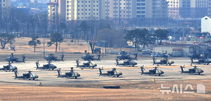 [평택=뉴시스] 김종택 기자 = 한미연합훈련인 '자유의 방패'(프리덤실드·FS) 연습 첫날인 3월 9일 경기 평택시 캠프 험프리스에 아파치 헬기가 계류되어 있다. 2026.05.21. jtk@newsis.com