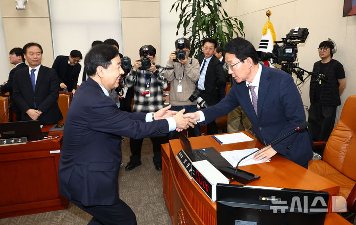 [서울=뉴시스] 김명년 기자 = 구윤철 부총리 겸 재정경제부 장관이 9일 오후 서울 여의도 국회 대미투자특별법 처리를 위한 특별위원회 전체회의에서 특별법이 여야 만장일치로 통과되자 김상훈 위원장과 악수하고 있다. 2026.03.09. kmn@newsis.com