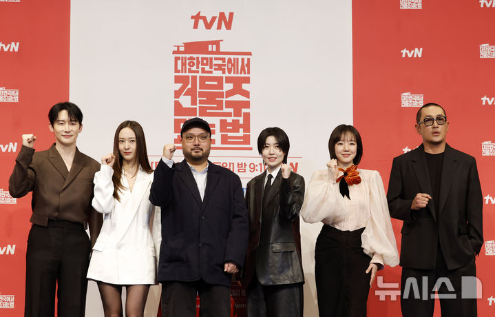 [서울=뉴시스] 김혜진 기자 = 배우 김준한(왼쪽부터), 정수정, 임필성 감독, 심은경, 임수정, 하정우가 9일 오후 서울 구로구 더링크 호텔에서 열린 tvN 새 토일드라마 '대한민국에서 건물주 되는 법' 제작발표회에서 포즈를 취하고 있다. 2026.03.09. jini@newsis.com