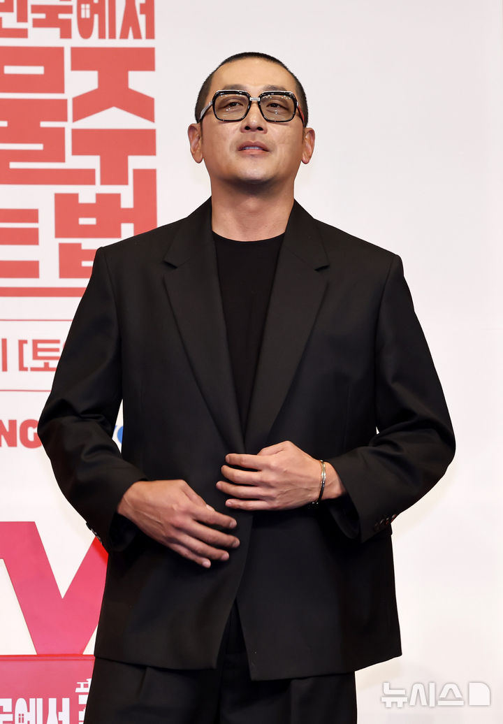 [서울=뉴시스] 김혜진 기자 = 배우 하정우가 9일 오후 서울 구로구 더링크 호텔에서 열린 tvN 새 토일드라마 '대한민국에서 건물주 되는 법' 제작발표회에서 포즈를 취하고 있다. 2026.03.09. jini@newsis.com