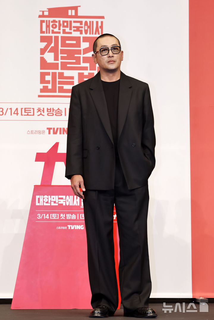 [서울=뉴시스] 김혜진 기자 = 배우 하정우가 9일 오후 서울 구로구 더링크 호텔에서 열린 tvN 새 토일드라마 '대한민국에서 건물주 되는 법' 제작발표회에서 포즈를 취하고 있다. 2026.03.09. jini@newsis.com