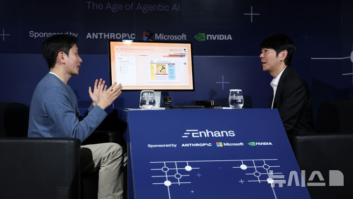 [서울=뉴시스] 김선웅 기자 = 바둑기사 이세돌 9단과 이승현 인핸스 대표가 9일 서울 종로구 포시즌스호텔에서 AI 스타트업 인핸스가 주최한 '에이전틱 AI 상용화 글로벌 캠페인'에 참석해 에이전틱 AI로 바둑모델 제작하며 인터뷰를 하고 있다. 2026.03.09. mangusta@newsis.com