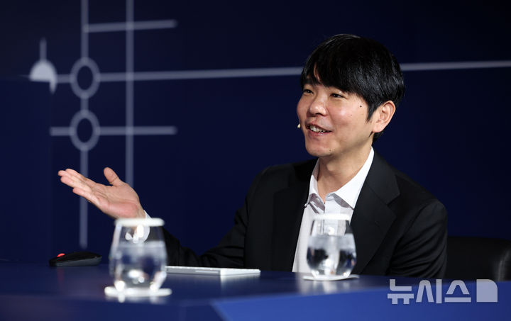 [서울=뉴시스] 김선웅 기자 = 바둑기사 이세돌 9단이 9일 서울 종로구 포시즌스호텔에서 AI 스타트업 인핸스가 주최한 '에이전틱 AI 상용화 글로벌 캠페인'에 참석해 에이전틱 AI로 제작한 바둑모델을 시연하고 있다. 2026.03.09. mangusta@newsis.com