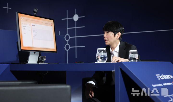 [서울=뉴시스] 김선웅 기자 = 바둑기사 이세돌 9단이 9일 서울 종로구 포시즌스호텔에서 AI 스타트업 인핸스가 주최한 '에이전틱 AI 상용화 글로벌 캠페인'에 참석해 바둑모델을 제작하기 위해 에이전틱 AI를 실행시키고 있다. 2026.03.09. mangusta@newsis.com