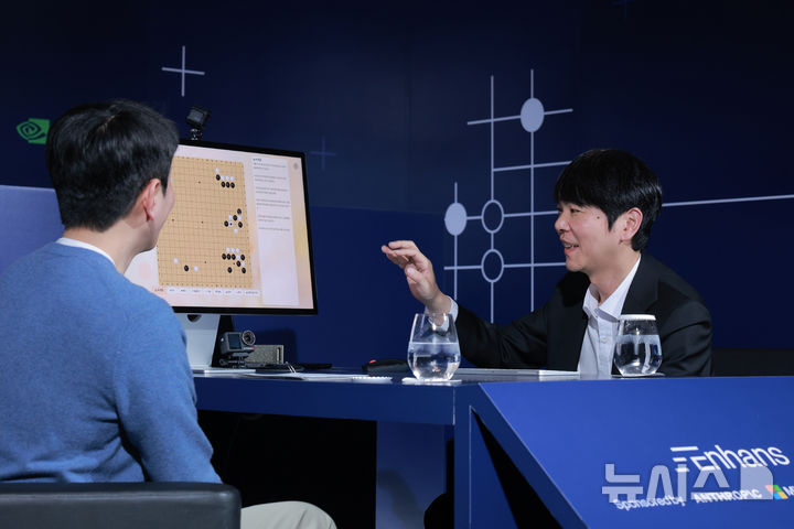 [서울=뉴시스] 김선웅 기자 = 바둑기사 이세돌 9단이 9일 오후 서울 종로구 포시즌스호텔에서 AI 스타트업 인핸스가 주최한 '에이전틱 AI 상용화 글로벌 캠페인'에 참석해 인핸스의 AI 에이전트와 실시간 협업하여 만든 바둑 프로그램을 시연하고 있다. 2026.03.09 (공동취재) 2026.03.09. photo@newsis.com