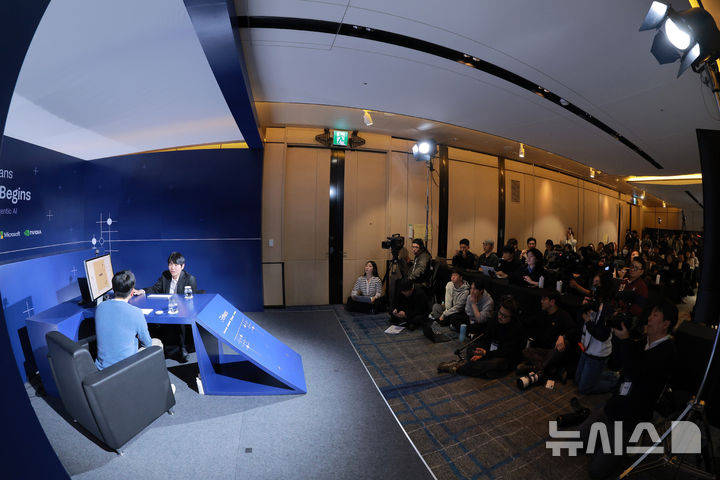 [서울=뉴시스] 김선웅 기자 = 바둑기사 이세돌 9단이 9일 오후 서울 종로구 포시즌스호텔에서 AI 스타트업 인핸스가 주최한 '에이전틱 AI 상용화 글로벌 캠페인'에 참석해 인핸스의 AI 에이전트와 실시간 협업하는 기술을 시연하고 있다. 2026.03.09 (공동취재) 2026.03.09. photo@newsis.com