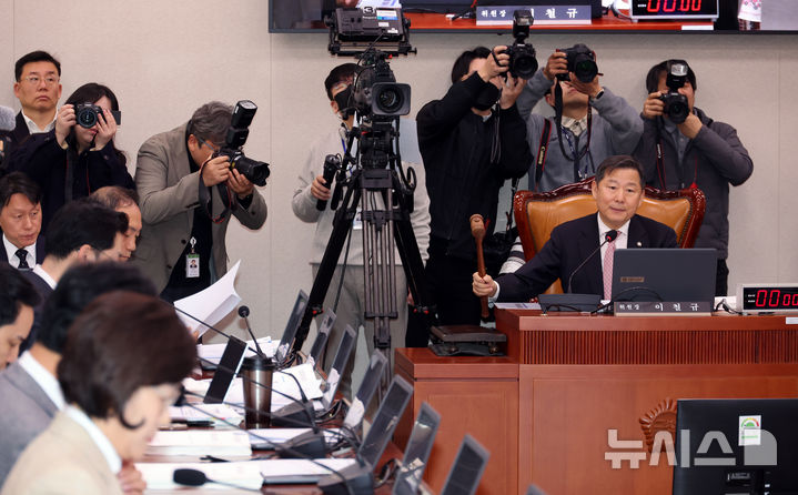 [서울=뉴시스] 김금보 기자 = 이철규 국회 산업통상자원중소벤처기업위원회 위원장이 9일 오전 서울 여의도 국회에서 열린 전체회의에서 의사봉을 두드리고 있다. 2026.03.09. kgb@newsis.com