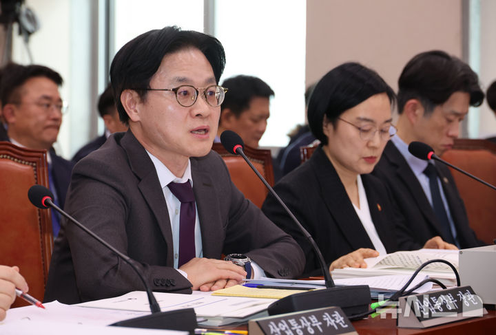 [서울=뉴시스] 김금보 기자 = 김정관 산업통상부 장관이 9일 오전 서울 여의도 국회에서 열린 산업통상자원중소벤처기업위원회 전체회의에서 의원 질의에 답변을 하고 있다. 2026.03.09. kgb@newsis.com