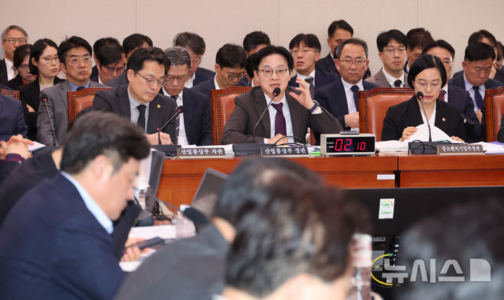 [서울=뉴시스] 김금보 기자 = 김정관 산업통상부 장관이 9일 오전 서울 여의도 국회에서 열린 산업통상자원중소벤처기업위원회 전체회의에서 의원 질의에 답변을 하고 있다. 2026.03.09. kgb@newsis.com