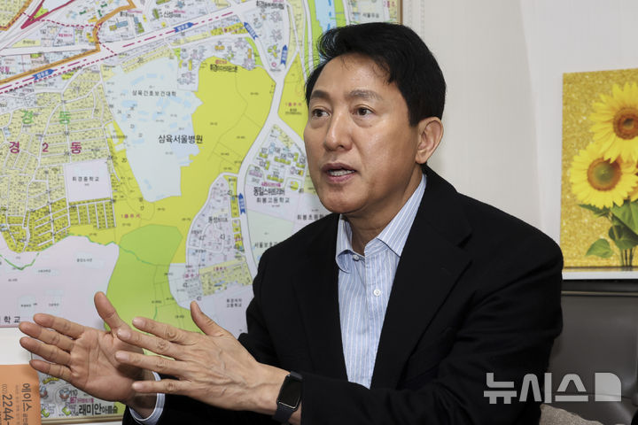 [서울=뉴시스] 최진석 기자 = 오세훈 서울시장이 지난 9일 오후 서울 동대문구 휘경동의 한 공인중개소에서 1인가구 청년들의 애로사항을 청취하며 대화를 나누고 있다. (공동취재) 2026.03.09. photo@newsis.com