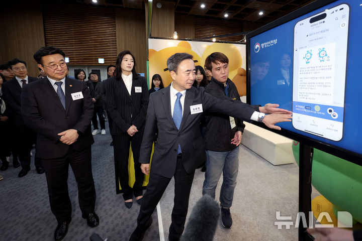 [성남=뉴시스] 김진아 기자 = 임문영 국가인공지능전략위원회 부위원장이 9일 경기 판교테크노벨리 경기창조경제혁신센터에서 열린 'AI 국민비서 시범서비스 개통식'에서 카카오 AI 국민비서 서비스를 시연하고 있다.&nbsp; 왼쪽부터 윤호중 행정안전부 장관, 정신아 카카오 대표, 임 부위원장. 2026.03.09. bluesoda@newsis.com