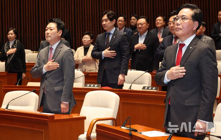 [서울=뉴시스] 조성봉 기자 = 장동혁 국민의힘 대표와 송언석 원내대표가 9일 오후 서울 여의도 국회에서 열린 의원총회에서 국민의례를 하고 있다. 2025.03.09. suncho21@newsis.com