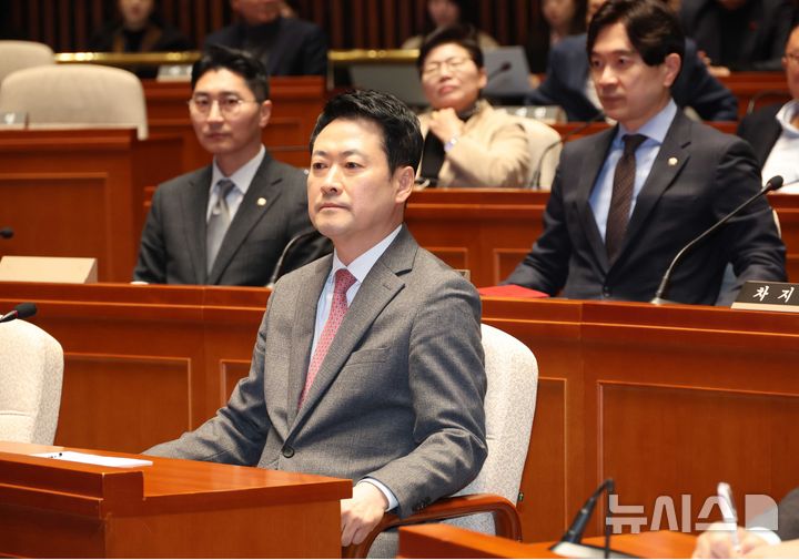 [서울=뉴시스] 조성봉 기자 = 장동혁 국민의힘 대표가 9일 오후 서울 여의도 국회에서 열린 의원총회에서 잠시 생각에 잠겨 있다. 2025.03.09. suncho21@newsis.com